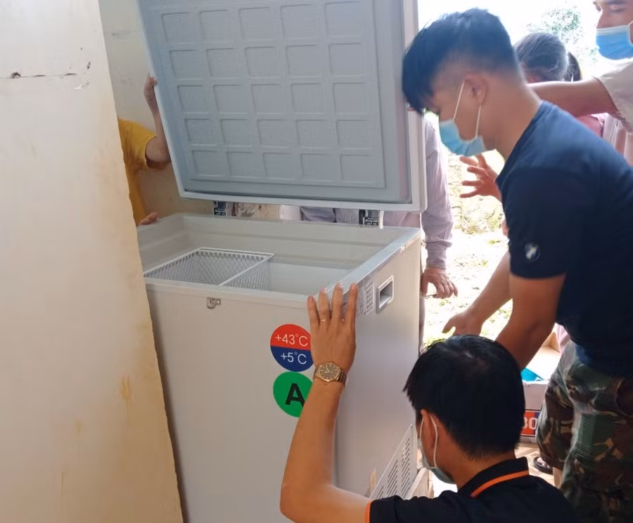 Cán bộ, y bác sĩ sắp xếp thiết bị phục vụ cho công tác điều trị Covid-19