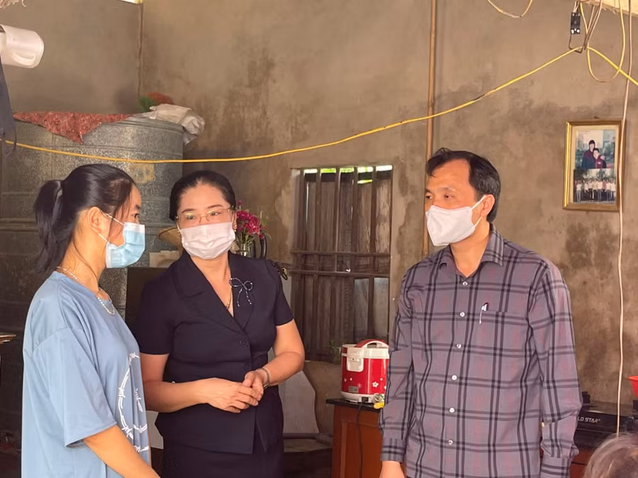 động viên em Phan Thị Huyền Trinh (con đầu chị Hải) cố gắng ôn tập thi lại đại học để thực hiện ước mơ