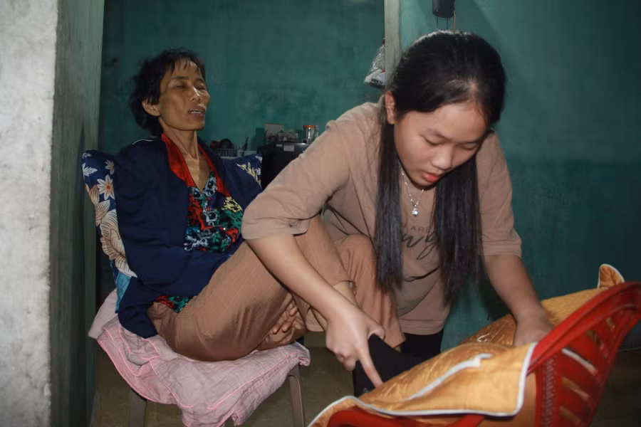 Sau mỗi giờ đi học, em Phạm Nguyễn Khánh Ly (HS lớp 11, trường THPT Cẩm Bình) - con gái lớn chị Thuận, lại xoa bóp và động viên mẹ. Sau mỗi giờ đi học, em Phạm Nguyễn Khánh Ly (HS lớp 11, trường THPT Cẩm Bình) - con gái lớn chị Thuận, lại xoa bóp và động viên mẹ.
