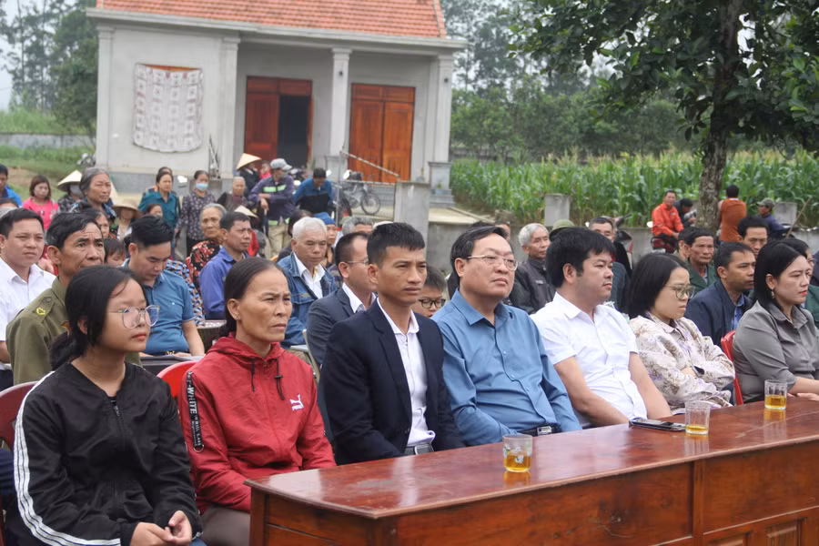 Các đại biểu dự lễ khởi công nhà Nhân ái gia đình chị Võ Thị Thanh.