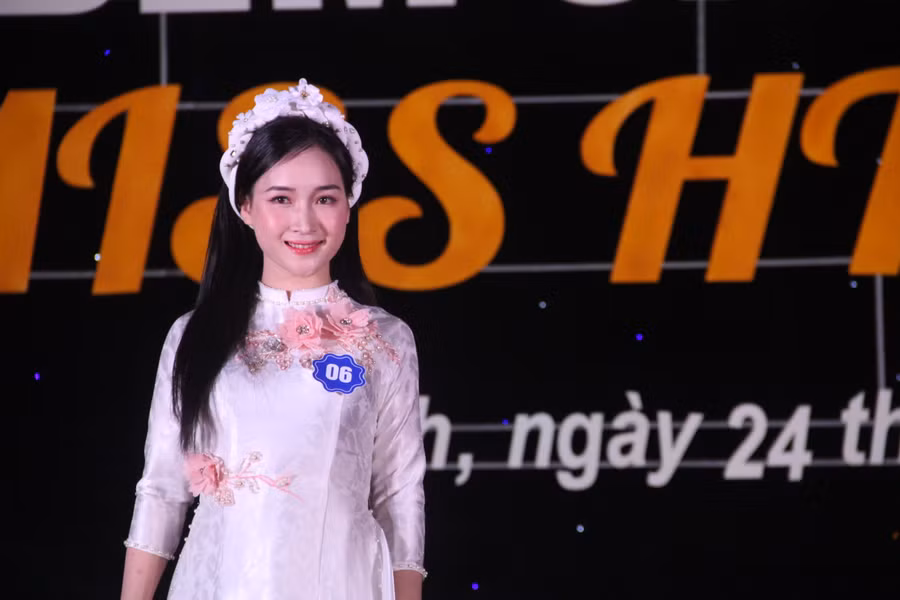 Các thí sinh trình diễn Áo dài tại Đêm chung kết.