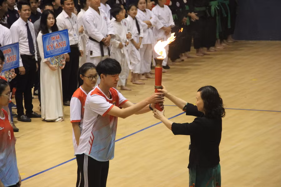 Ngọn lửa truyền thống cùng đoàn di chuyển về Nhà thi đấu thể thao Hà Tĩnh và thắp sáng trong suốt thời gian diễn ra Đại hội.