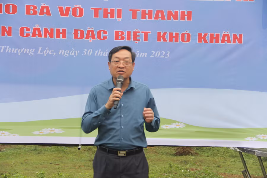 Ông Đặng Trần Phong - Chủ tịch UBND Huyện ủy Can Lộc, Hà Tĩnh bày tỏ lời cảm ơn đến báo GD&amp;TĐ cùng các nhà hảo tâm.