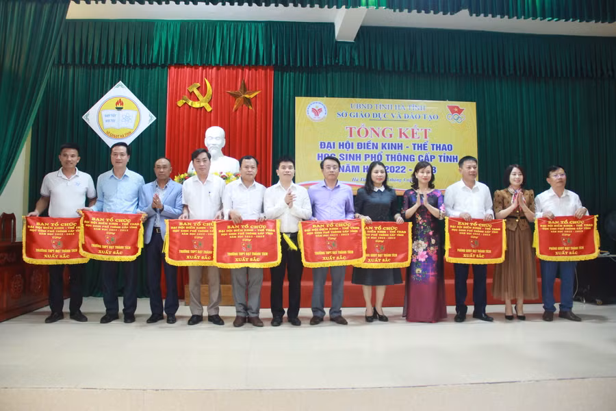 Lãnh đạo Sở GD&ĐT tặng cờ lưu niệm cho các đơn vị có thành xuất sắc tại Đại hội. Lãnh đạo Sở GD&ĐT tặng cờ lưu niệm cho các đơn vị có thành xuất sắc tại Đại hội.