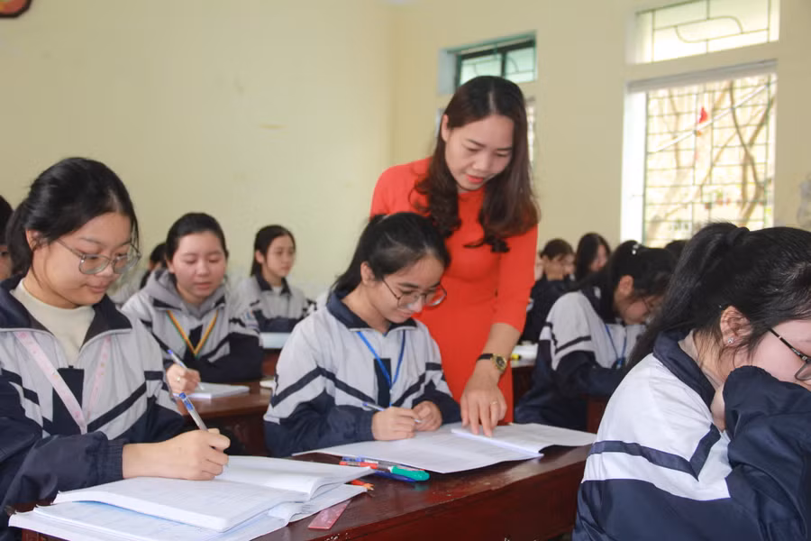 Ngoài đề tham khảo của Sở GD&amp;ĐT, GV chủ yếu bám vào sách giáo khoa lớp 10 hiện hành của của Bộ GD&amp;ĐT.