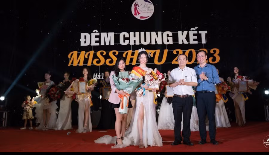 Ban tổ chức trao giải Miss HTU..