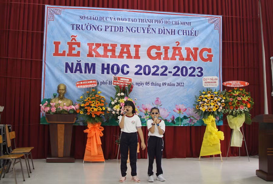 Học sinh hát say sưa tại buổi lễ khai giảng. Học sinh hát say sưa tại buổi lễ khai giảng.