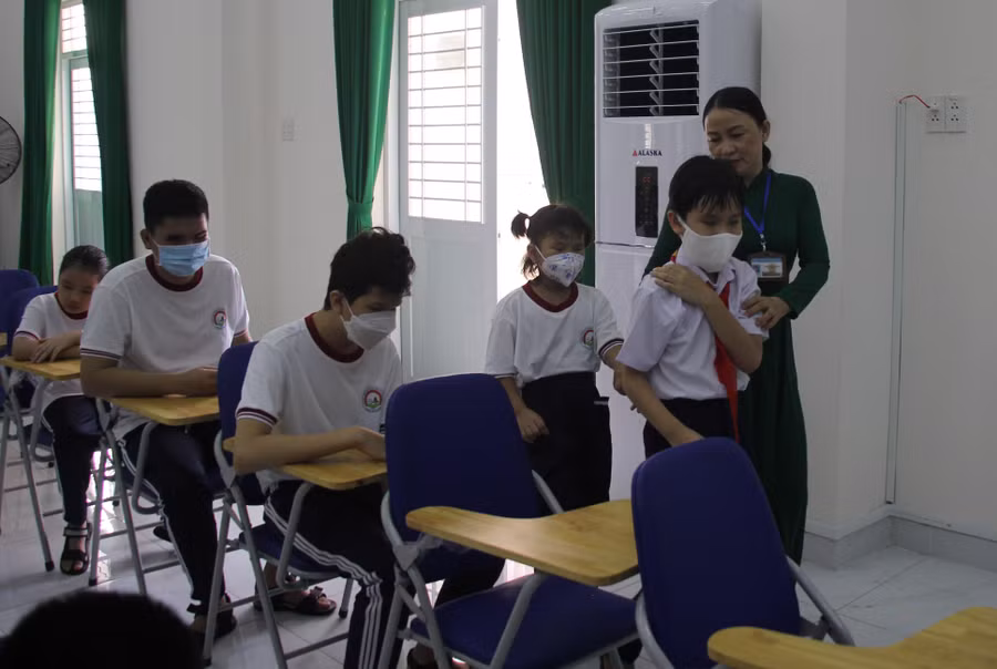 Giáo viên hỗ trợ học sinh đến chỗ ngồi. Giáo viên hỗ trợ học sinh đến chỗ ngồi.