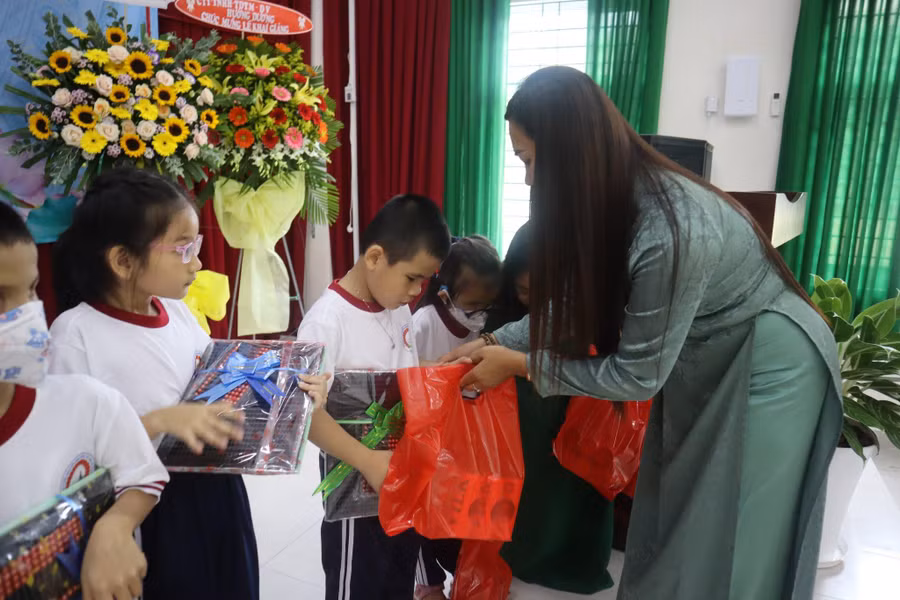 Cô Nguyễn Thị Thanh Huệ tặng quà cho học sinh dịp khai giảng. Cô Nguyễn Thị Thanh Huệ tặng quà cho học sinh dịp khai giảng.