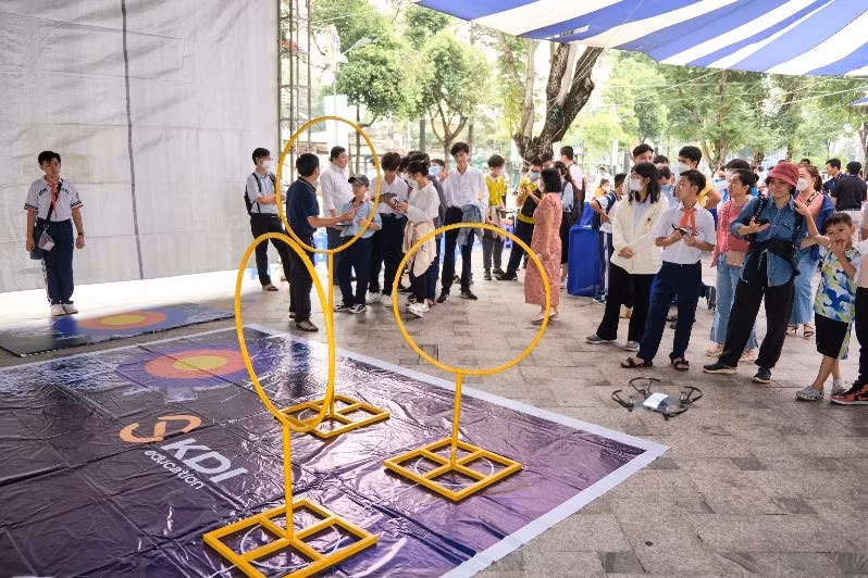 Cuộc thi Lập trình drone-Chinh phục bầu trời dành cho học sinh THCS. Cuộc thi Lập trình drone-Chinh phục bầu trời dành cho học sinh THCS.
