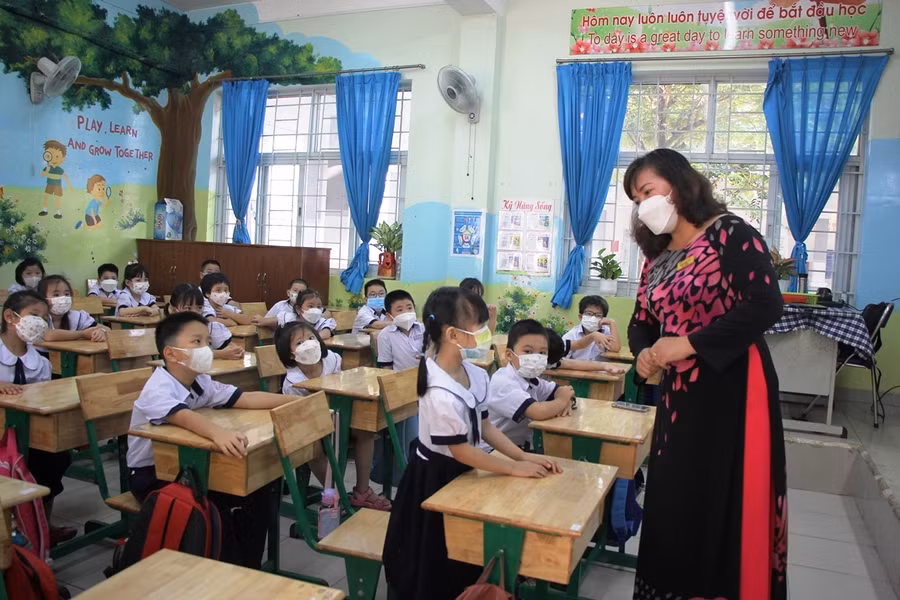 Cô Phạm Ngọc Lan, Hiệu trưởng Trường Tiểu học Lê Văn Việt đến từng lớp học để nắm tình hình và thăm hỏi học sinh.