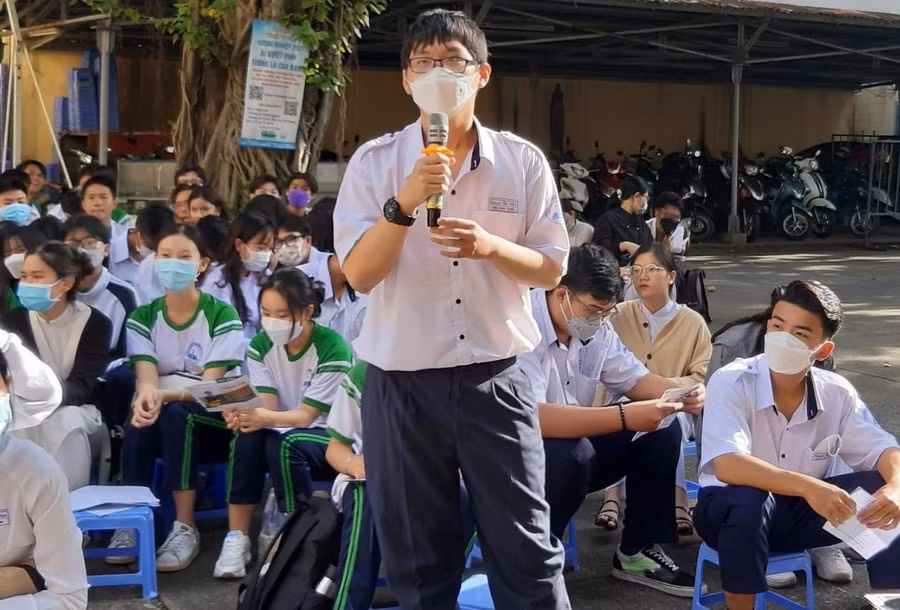 Học sinh Trường THPT Nguyễn Thị Diệu đặt câu hỏi trong chương trình tư vấn hướng nghiệp “Hiểu mình-Hiểu nghề-Sáng tương lai”.