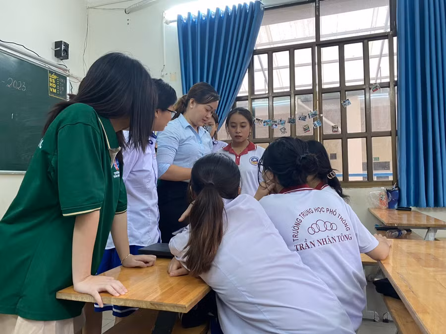 Một tiết học chăm sóc sắc đẹp của học sinh Trường THPT Trần Nhân Tông do trường trung cấp nghề Lê Thị Riêng đào tạo.