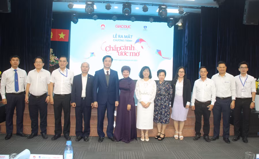 Buổi lễ ra mắt có sự tham gia của lãnh đạo đến từ các đơn vị.