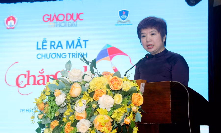 Nhà báo Dương Thanh Hương phát biểu tại buổi ra mắt.
