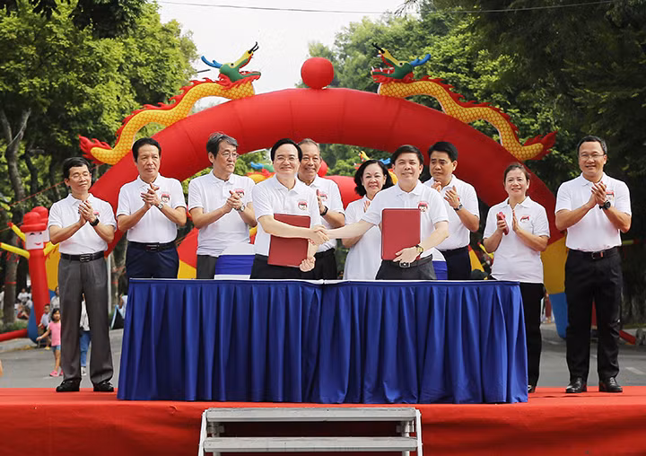 Cũng tại sự kiện này đã diễn ra Lễ ký chương trình phối hợp “Tăng cường công tác giáo dục an toàn giao thông trong trường học giai đoạn 2019 - 2024” giữa Ủy ban ATGT Quốc gia và Bộ GD&ĐT.