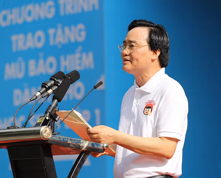 Bộ trưởng Bộ GD&ĐT Phùng Xuân Nhạ cũng cho rằng: "An toàn giao thông là mối quan tâm của mọi người, mọi nhà. Thời gian qua, tình hình an toàn giao thông vẫn rất phức tạp, đặc biệt một số vụ tai nạn giao thông gây thiệt hại về người và tài sản vẫn còn rất lớn".