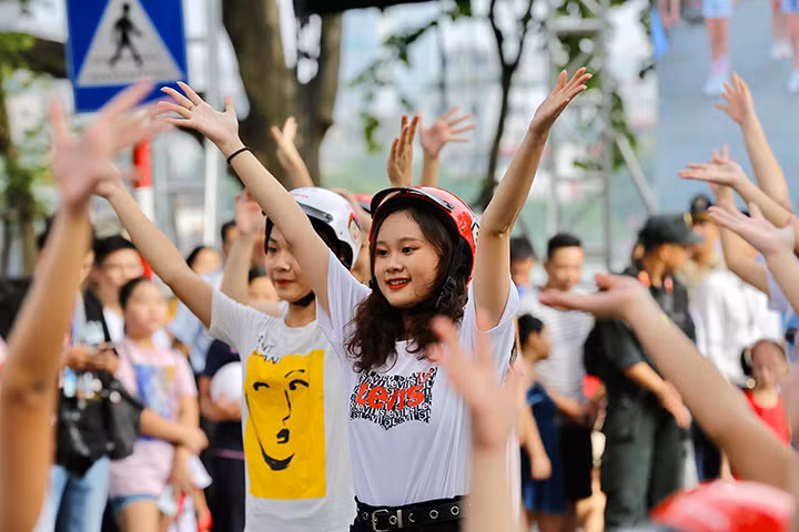 Vì thế, mỗi bậc phụ huy hãy coi việc đội mũ bảo hiểm cho con em mình là một hành động yêu thương chứ không phải chỉ để đối phó với các lực lượng chức năng.