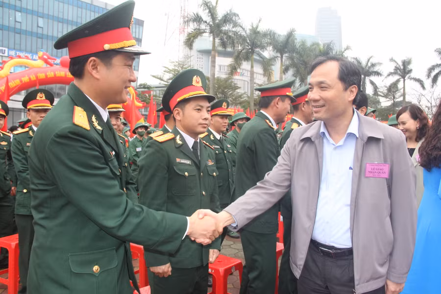 Sau phần nghi thức, Bí thư Tỉnh ủy Hoàng Trung Dũng và ... Sau phần nghi thức, Bí thư Tỉnh ủy Hoàng Trung Dũng và ...