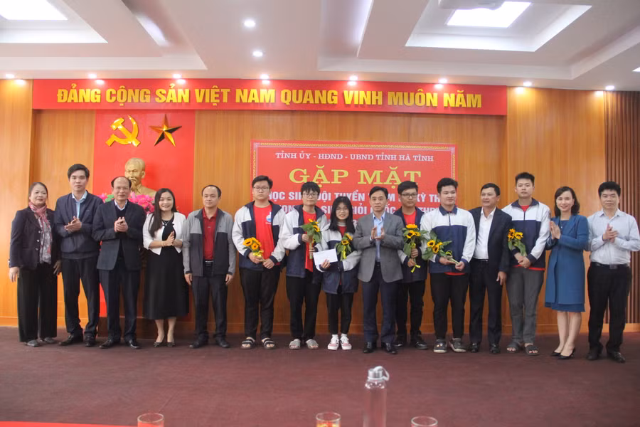 Đại diện lãnh đạo tỉnh Hà Tĩnh cùng các Sở, ban ngành tặng hoa chúc mừng và động viên các đội tuyển tham dự kỳ thi HSG quốc gia năm 2023.