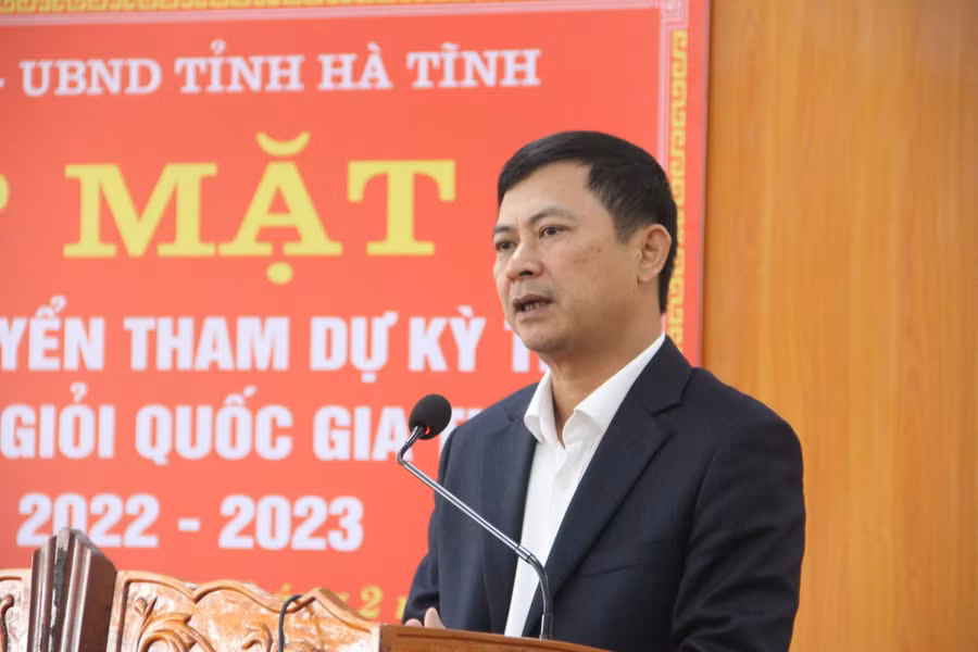 Ông Lê Ngọc Châu - Phó chủ tịch UBND tỉnh Hà Tĩnh biểu dương và chúc các đội tuyển giành kết quả cao tại kỳ thi HSG quốc gia năm học 2022-2023.