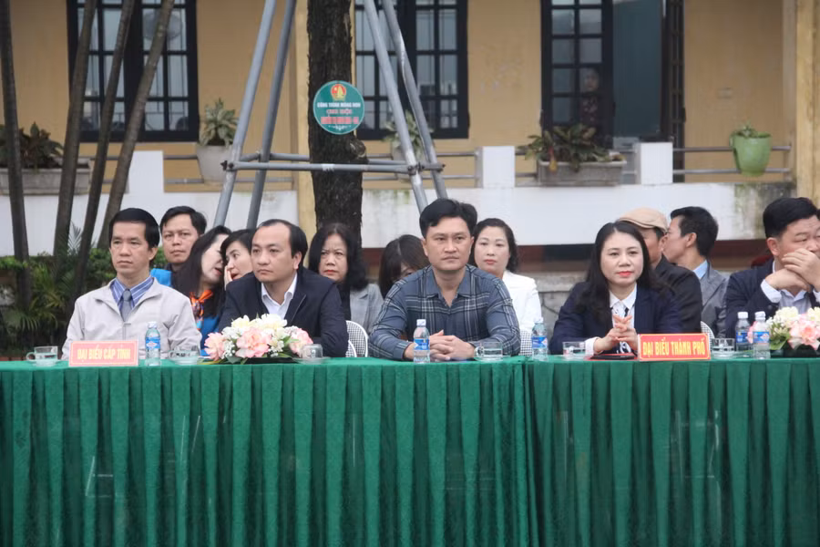 Đại diện Sở GD&amp;ĐT Hà Tĩnh, lãnh đạo địa phương, phòng GD&amp;ĐT thành phố Hà Tĩnh cùng các trường học trên địa bàn thành phố Hà Tĩnh đã tới dự.