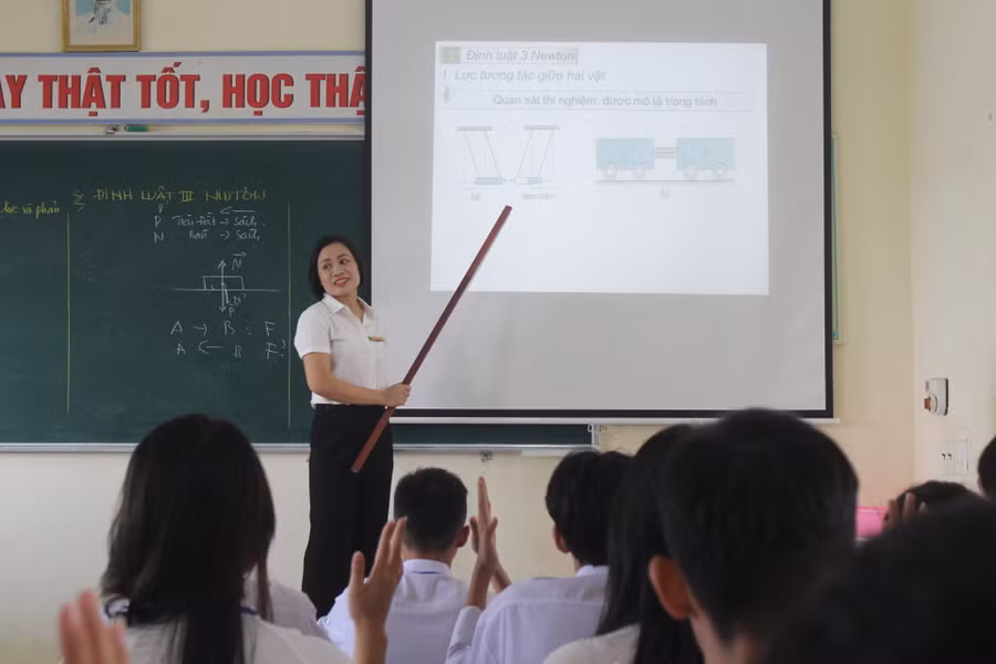 Song song với dạy học chính khóa, các trường THPT đã triển khai ôn tập cho học sinh cuối cấp. Song song với dạy học chính khóa, các trường THPT đã triển khai ôn tập cho học sinh cuối cấp.