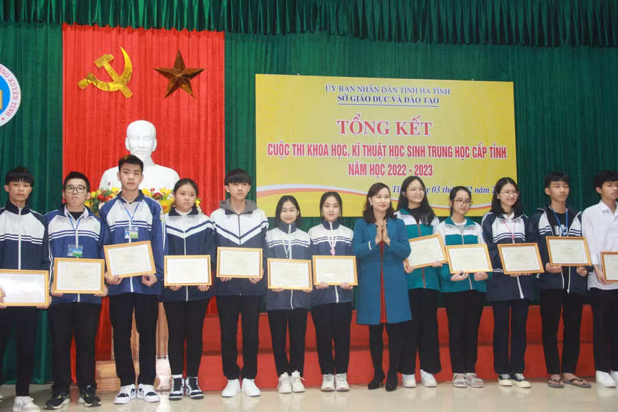 ... 7 giải Nhất cho các tác giả và nhóm tác giả đạt giải. ... 7 giải Nhất cho các tác giả và nhóm tác giả đạt giải.