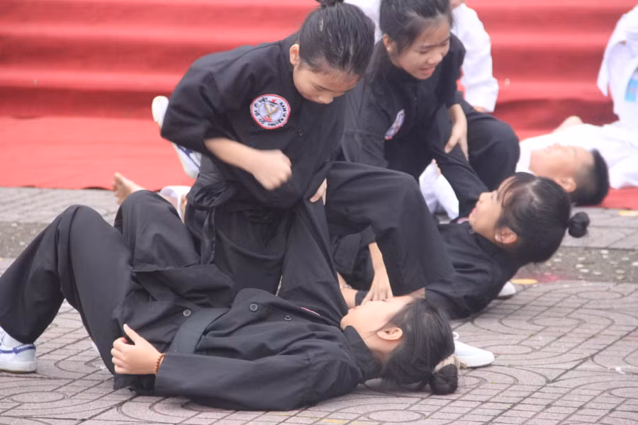 Thông qua Đại hội, học sinh có dịp rèn luyện thân thể, nâng cao sức khoẻ, phát triển thể chất.