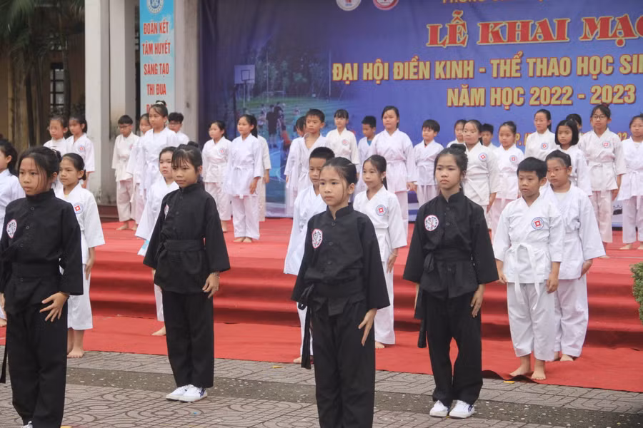 Thông qua mỗi kỳ đại hội, ngành giáo dục thành phố đánh giá lại công tác giáo dục thể chất tại các trường. (Trong ảnh: Màn trình diễn của học sinh trường iSChool mở màn khai mạc Đại hội Điền kinh thể thao học sinh phổ thông TP Hà Tĩnh).