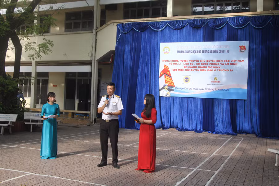 Đại tá Lê Nam Sơn, Phó chỉ huy trưởng Lữ đoàn 125 Vùng 2 Hải Quân chia sẻ cho học sinh về vùng biển Việt Nam.