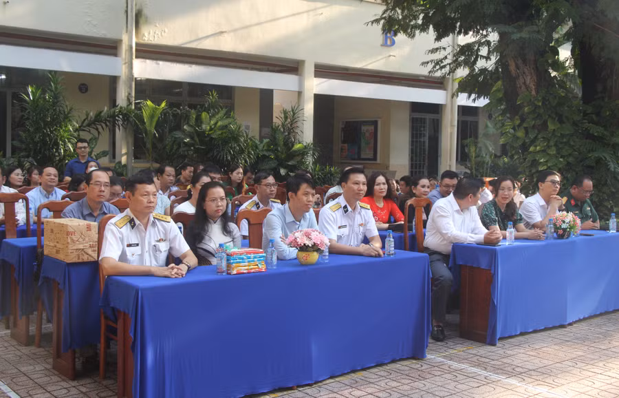Các đại biểu tham dự hoạt động.