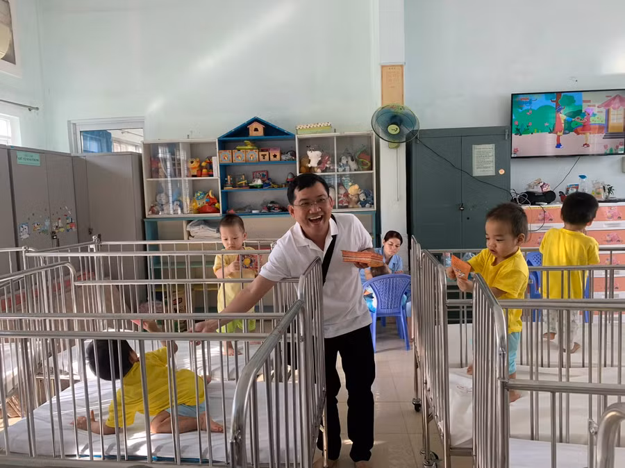 Thầy Lê Minh Kim Long trong một chuyến đi từ thiện.