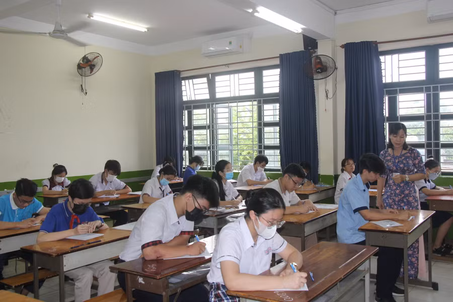 Thí sinh vào phòng chuẩn bị thi môn đầu tiên của kỳ thi tuyển sinh lớp 10. Thí sinh vào phòng chuẩn bị thi môn đầu tiên của kỳ thi tuyển sinh lớp 10.