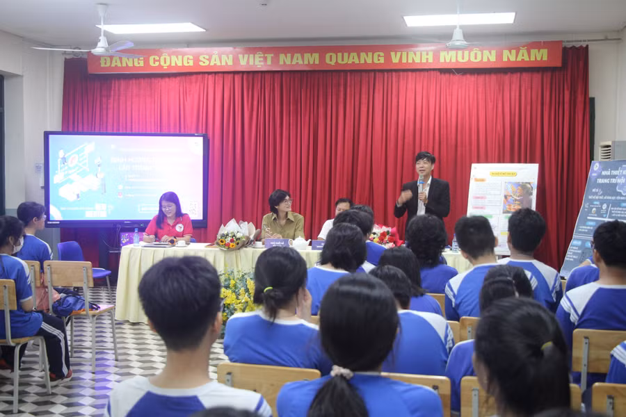 Diễn giả chia sẻ kinh nghiệm làm nghề với học sinh.