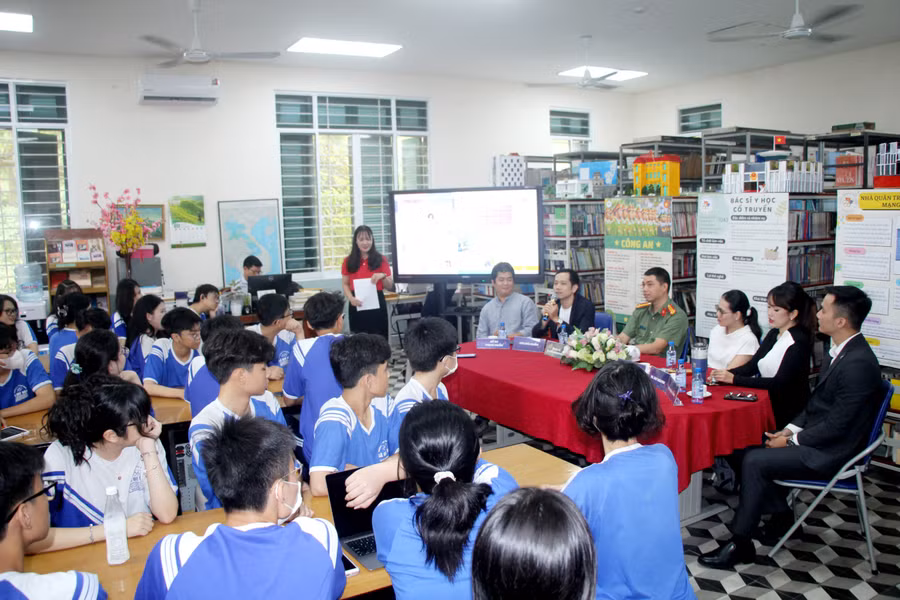 Học sinh chăm chú nghe các diễn giả chia sẻ.