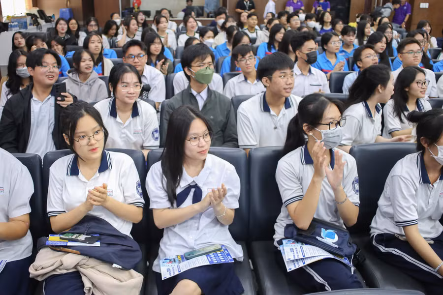 Học sinh THPT đến tham gia Ngày hội. Học sinh THPT đến tham gia Ngày hội.