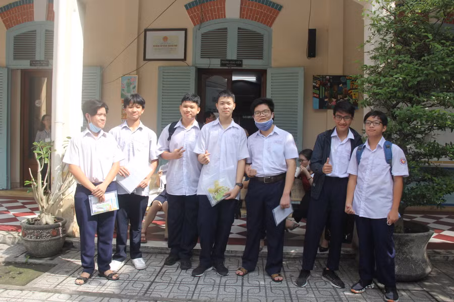 Các thí sinh tại điểm thi Trường THCS Võ Trường Toản đến điểm thi từ rất sớm.