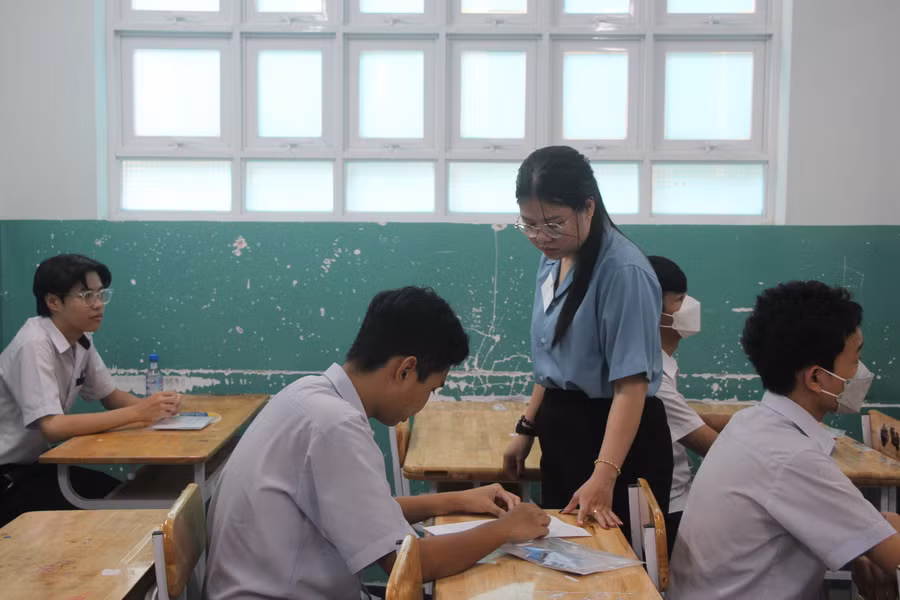 Cán bộ coi thi cho thí sinh rà soát thông tin trong ngày làm thủ tục dự thi. Cán bộ coi thi cho thí sinh rà soát thông tin trong ngày làm thủ tục dự thi.