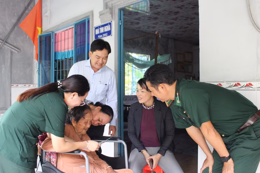 Bộ đội Biên phòng Kiên Giang luôn làm tốt công tác chăm lo cho các gia đình chính sách và người nghèo trên địa bàn biên giới của tỉnh. (Ảnh: LAT)