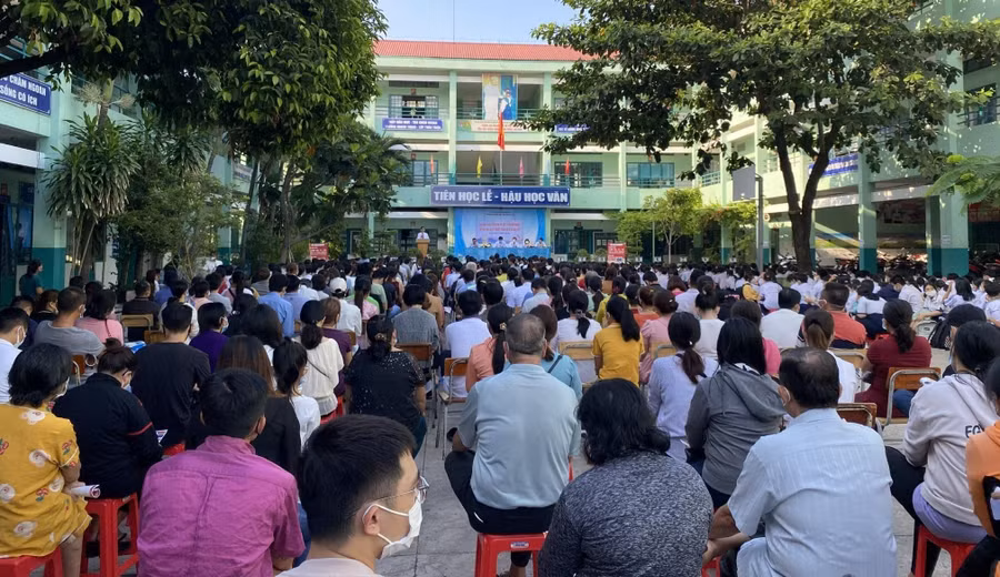 Trường THCS An Lạc tổ chức tư vấn hướng nghiệp cho phụ huynh và học sinh trong trường.