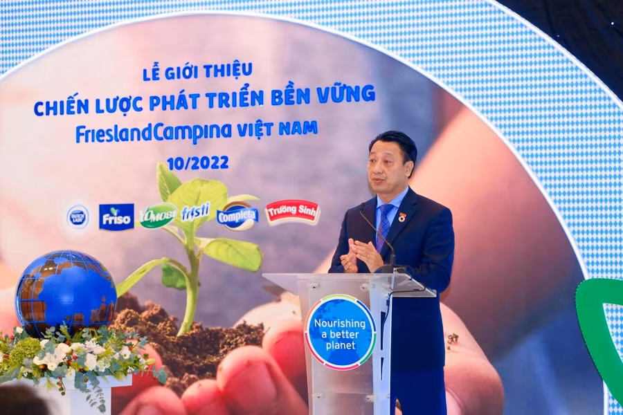 Phát biểu trong buổi lễ, ông Nguyễn Quang Vinh - Phó chủ tịch chuyên trách Liên đoàn thương mại & Công nghiệp Việt Nam; Chủ tịch hội đồng doanh nghiệp về sự phát triển bền vững đánh giá cao những hành động thiết thực của FCV trong chiến lược phát triển bền vững suốt hơn 2 thập kỷ qua. Phát biểu trong buổi lễ, ông Nguyễn Quang Vinh - Phó chủ tịch chuyên trách Liên đoàn thương mại & Công nghiệp Việt Nam; Chủ tịch hội đồng doanh nghiệp về sự phát triển bền vững đánh giá cao những hành động thiết thực của FCV trong chiến lược phát triển bền vững suốt hơn 2 thập kỷ qua.