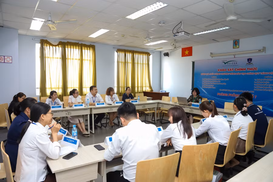 Cán bộ quản lý, Giảng viên, sinh viên, cựu sinh viên, nhà tuyển dụng tham gia phỏng vấn, cho ý kiến về chương trình đào tạo. Cán bộ quản lý, Giảng viên, sinh viên, cựu sinh viên, nhà tuyển dụng tham gia phỏng vấn, cho ý kiến về chương trình đào tạo.