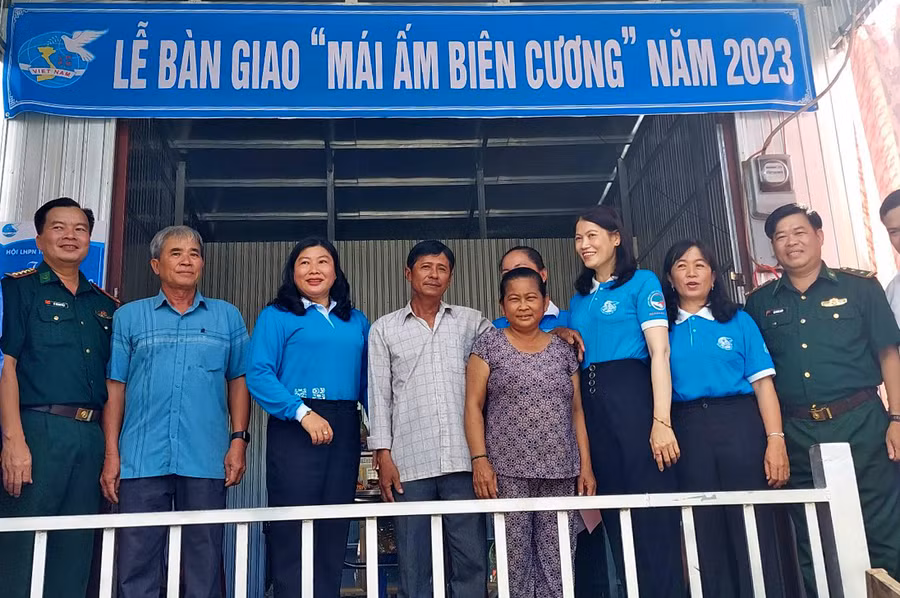 Trao tặng nhà Mái ấm biên cương cho Hội viên phụ nữ xã Phú Hội, huyện An Phú. Ảnh: CK.