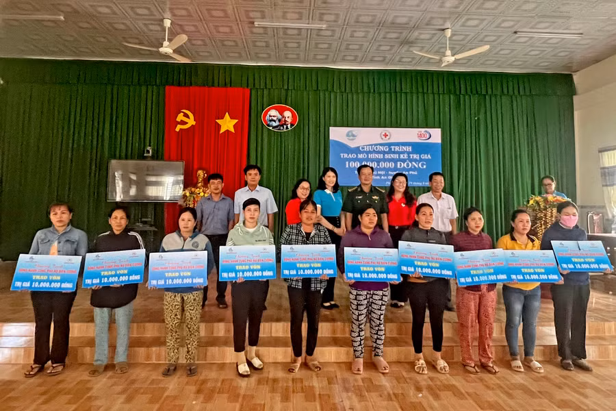 Các đơn vị phối hợp trao mô hình sinh kế cho Hội viên phụ nữ nghèo xã Phú Hội, huyện An Phú (An Giang). Ảnh: CK.