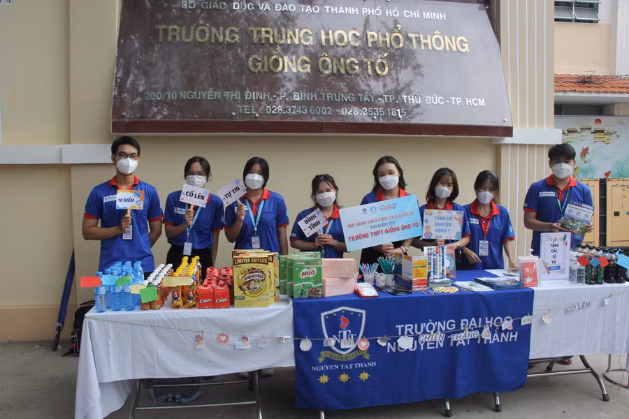 Lực lượng tình nguyện viên luôn có mặt từ rất sớm tại khu vực điểm thi để hỗ trợ thí sinh. Lực lượng tình nguyện viên luôn có mặt từ rất sớm tại khu vực điểm thi để hỗ trợ thí sinh.