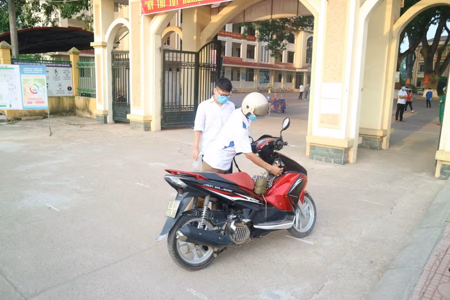 Phụ huynh đưa thí sinh đến Điểm thi sớm và những lời dặn dò làm bài thi cẩn thận, bình tĩnh.