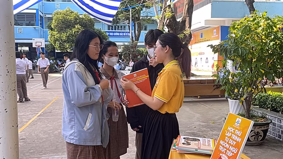 Giáo viên IELTS ĐA MINH giải đáp những thắc mắc cho học sinh.
