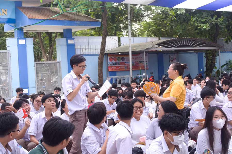 Học sinh Trường THCS-THPT Diên Hồng chia sẻ tại buổi Talkshow.