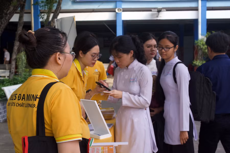 Học sinh Trường THCS-THPT Diên Hồng tìm hiểu về phương pháp "Lập trình tư duy ngôn ngữ trực tiếp".
